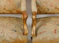 Une paire de fauteuils de style régence en bois doré fin XIXème siècle