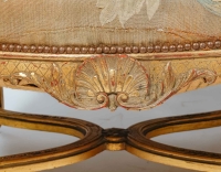 Une paire de fauteuils de style régence en bois doré fin XIXème siècle