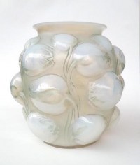 René LALIQUE (1860 -1945) Vase “ Tulipes ” opalescent