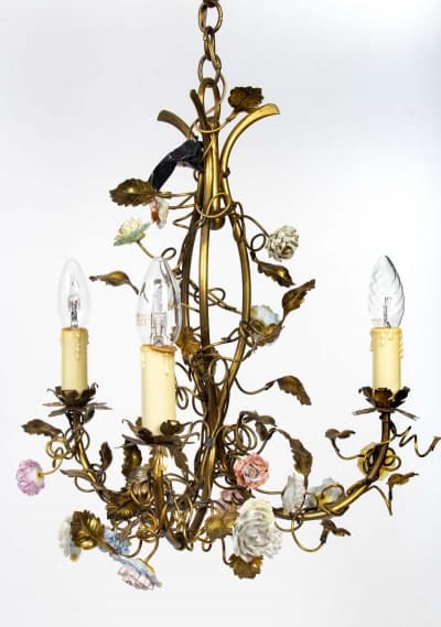Lustre à trois branches à décor de fleurs de porcelaine. Circa 1900.|||||||