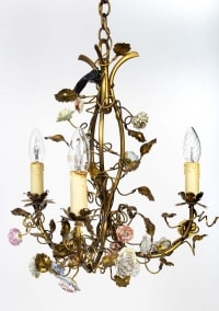 Lustre à trois branches à décor de fleurs de porcelaine. Circa 1900.