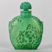 Flacon &quot;Le Jade&quot; verre vert jade patiné gris de René LALIQUE pour Roger et Gallet