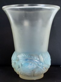Rene Lalique Vase &quot;Lilas&quot;Opalescent