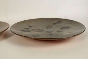 - Deux plats en céramique de Alan Beitner polychrome vernissée à décor abstrait, marque sous le plat.