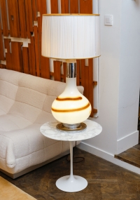 Lampe en verre blanc à décor d&#039;une spirale marron et jaune, années 1970