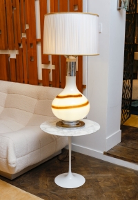 Lampe en verre blanc à décor d&#039;une spirale marron et jaune, années 1970