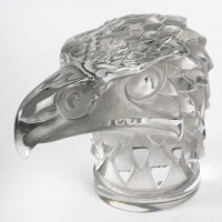 Mascotte Automobile &quot;Tête d&#039;Aigle&quot; verre blanc patiné gris de René LALIQUE