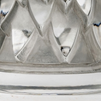 Mascotte Automobile &quot;Tête d&#039;Aigle&quot; verre blanc patiné gris de René LALIQUE