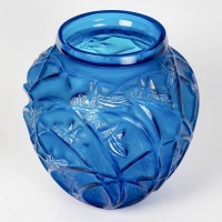 Vase &quot;Sauterelles&quot; verre bleu électrique patiné blanc de René LALIQUE