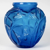 Vase &quot;Sauterelles&quot; verre bleu électrique patiné blanc de René LALIQUE