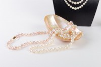 Ensemble de différents colliers, pendentif et bracelet en Perles blanches et roses