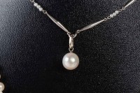 Ensemble de différents colliers, pendentif et bracelet en Perles blanches et roses