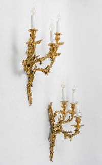 Importante paire d&#039;appliques à trois bras de lumières de style Louis XV en bronze ciselé et doré vers 1850