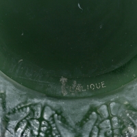 Vase &quot;Fougères&quot; verre vert kaki patiné blanc de René LALIQUE