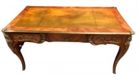 Bureau plat ancien de style Louis XV en bois de rose ouvrant par trois tiroirs travail du XXème siècle
