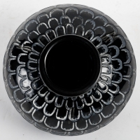 Vase « Grenade » verre noir patiné blanc de René LALIQUE