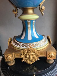Importante paire de vases de Sèvres, bleu clair et bronzes dorés. Réf: 199.