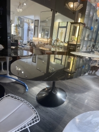 Saarinen &amp; Knoll International: Table &quot;tulipe&quot;, marbre marquina et rilsan noir