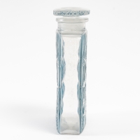 Flacon &quot;Carré Plat Hirondelles&quot; verre blanc patiné bleu de René LALIQUE