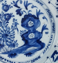 Plat rond en faïence de Delft décor de fleurs XVIIIème siècle