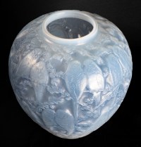 Vase &quot;Perruches&quot; verre opalescent triple couche patiné bleu de René LALIQUE