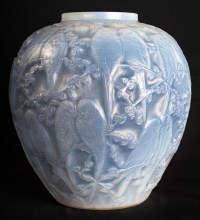 Vase &quot;Perruches&quot; verre opalescent triple couche patiné bleu de René LALIQUE