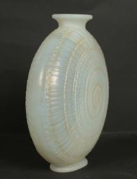 RENÉ LALIQUE (1860-1945) Vase “Escargot“ en verre opalescent