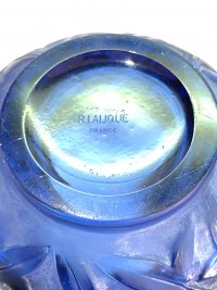 Vase &quot;Lierre&quot; verre bleu saphir patiné blanc de René LALIQUE