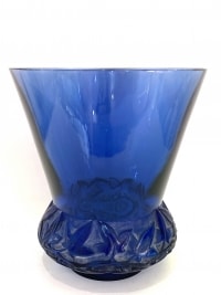 Vase &quot;Lierre&quot; verre bleu saphir patiné blanc de René LALIQUE
