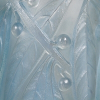 Vase &quot;Laurier&quot; verre opalescent patiné bleu de René LALIQUE