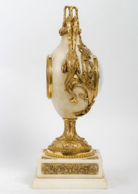 Pendule en marbre et bronze aux dauphins signée Julien Beliard, Paris, fin de l&#039;époque Louis XVI