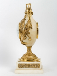 Pendule en marbre et bronze aux dauphins signée Julien Beliard, Paris, fin de l&#039;époque Louis XVI