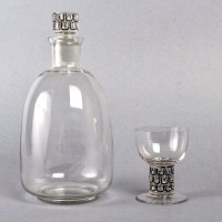 Service &quot;Saint Nabor&quot; verre blanc émaillé noir d&#039;origine (7 verres + 1 carafe) de René LALIQUE