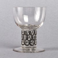 Service &quot;Saint Nabor&quot; verre blanc émaillé noir d&#039;origine (7 verres + 1 carafe) de René LALIQUE