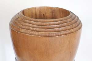 Cache-pot en bois massif de forme ogive et piètement en métal peint, XXème siècle. h: 72cm, d: 35cm.