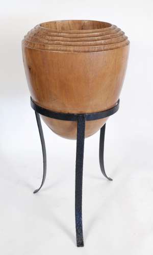 Cache-pot en bois massif de forme ogive et piètement en métal peint, XXème siècle. h: 72cm, d: 35cm.