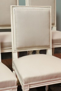 Série de 10 chaises de style Louis XVI en hêtre patiné