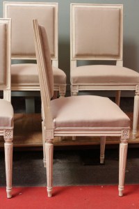 Série de 10 chaises de style Louis XVI en hêtre patiné