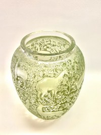 Vase &quot;Biches&quot; verre blanc patiné vert de René LALIQUE