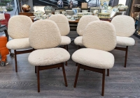 Ensemble de 6 chaises danoises en teck recouvertes de tissu en mouton bouclé.
