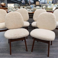 Ensemble de 6 chaises danoises en teck recouvertes de tissu en mouton bouclé.