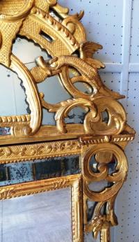 Superbe Miroir d&#039;époque Régence en bois doré, a pare-closes, ca 1730, France