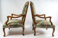 Époque Régence vers 1720 Paire de larges fauteuils en noyer mouluré et sculpté