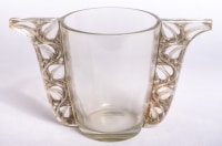 Vase &quot;Honfleur&quot; verre blanc patiné gris de René LALIQUE