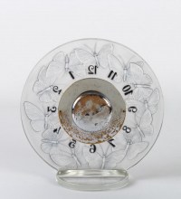 Pendule « Papillons » verre blanc émaillé noir de René LALIQUE - mouvement mécanique OMEGA