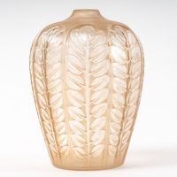 Vase « Tournai » en verre blanc patiné sépia de René LALIQUE