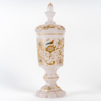 Gobelet et deux flacons en opaline blanc, émaillé d&#039;époque XIXème siècle