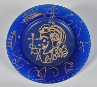 Salvador DALI (1904 - 1989) &amp; DAUM  Assiette &quot; La Triomphale &quot; en pâte de verre bleu entièrement rehaussé de dorure