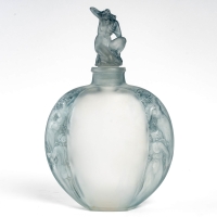 Vase Méplat &quot;Sirènes avec Bouchon Figurine&quot; verre blanc patiné bleu de René LALIQUE