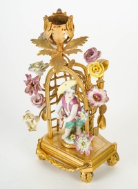 Un bougeoir à main en bronze doré et porcelaine Louis XVI